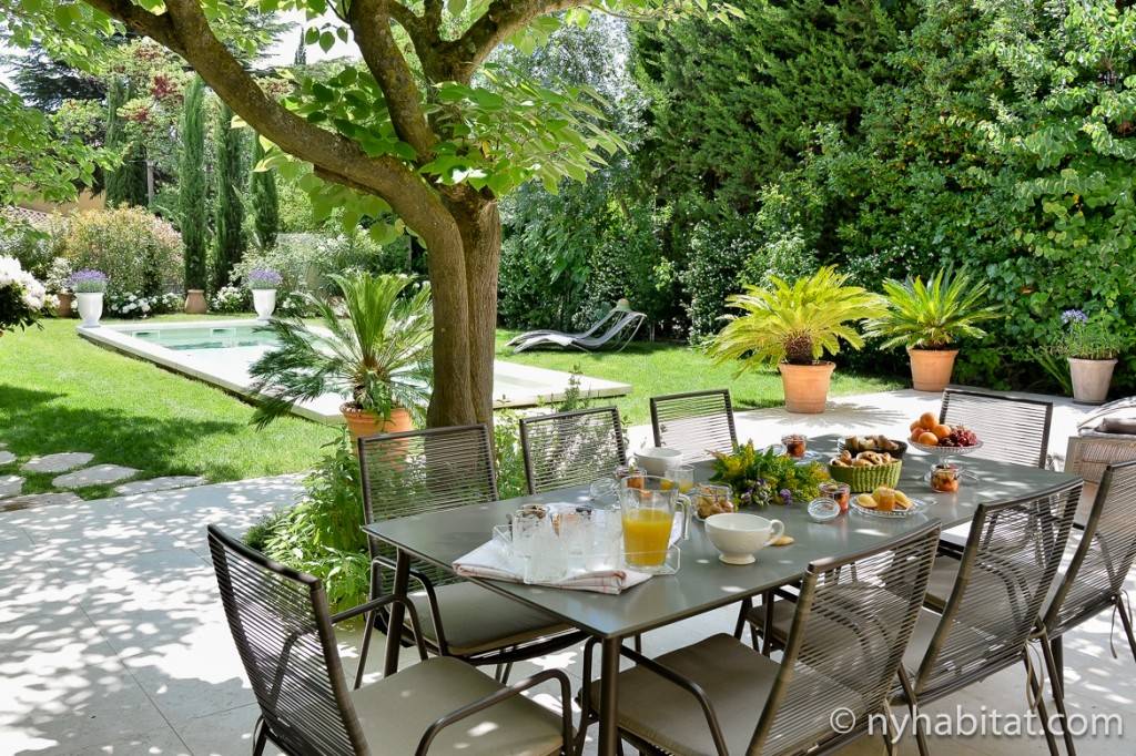 sud france villa cezanne d%C3%AEner exterieur patio terrasse table repas cuisine proven%C3%A7ale 1024x682