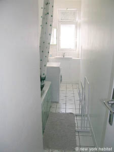 Paris 2 Bedroom apartment - bathroom 1 (PA-2401) photo 2 of 5