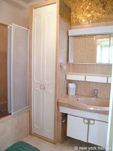 Paris Studio apartment - bathroom 1 (PA-3832) photo 3 of 6