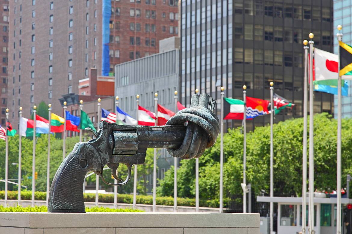 статуя у здания оон мир и безопасность