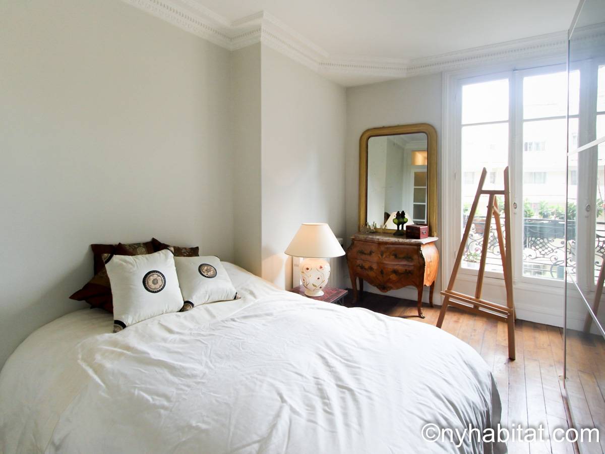 Paris Accommodation: 1 Bedroom Loft Apartment Rental in Montmartre (PA ...