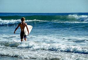 a Praia Rockaway em Queens, Nova York, conhecida por ser um ponto de surf